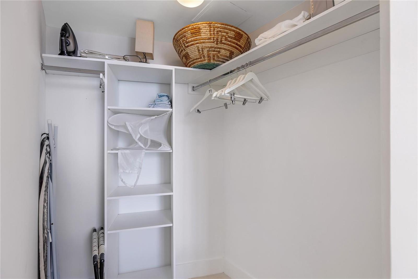 See details Lph3/5 4 / 2500 sq. ft. $ 2025-10-15 0 Photo