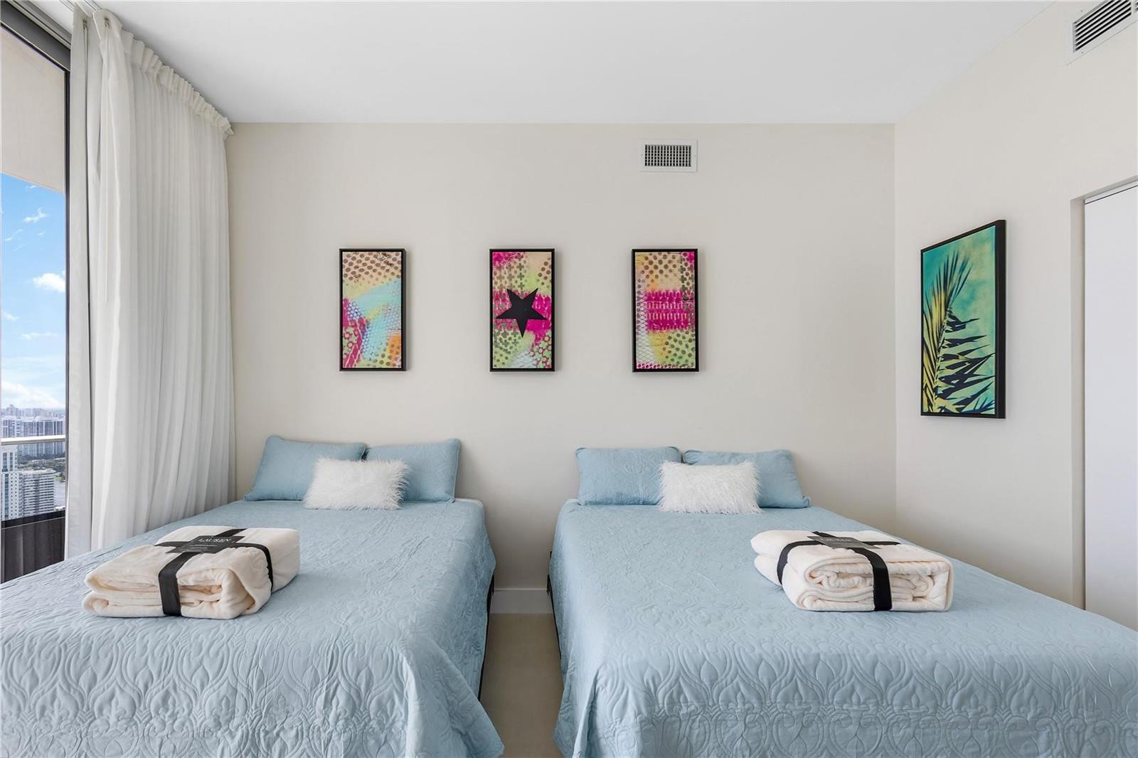 See details Lph3/5 4 / 2500 sq. ft. $ 2025-10-15 0 Photo