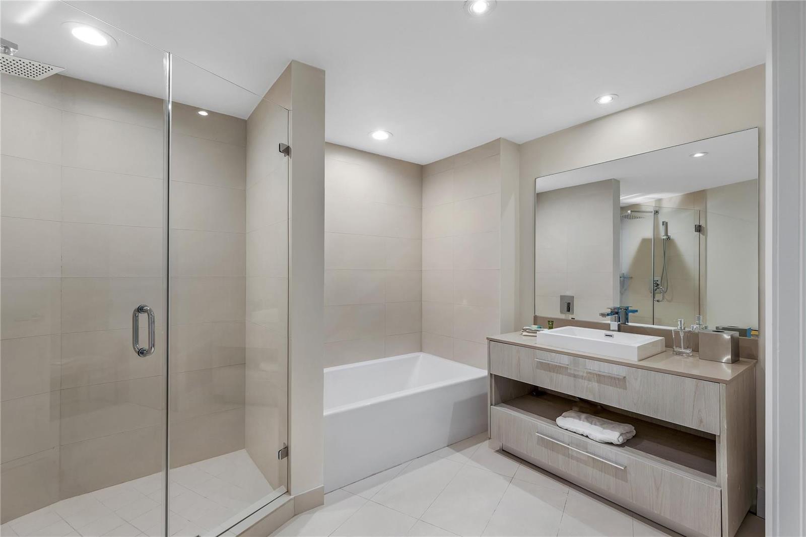 See details Lph3/5 4 / 2500 sq. ft. $ 2025-10-15 0 Photo
