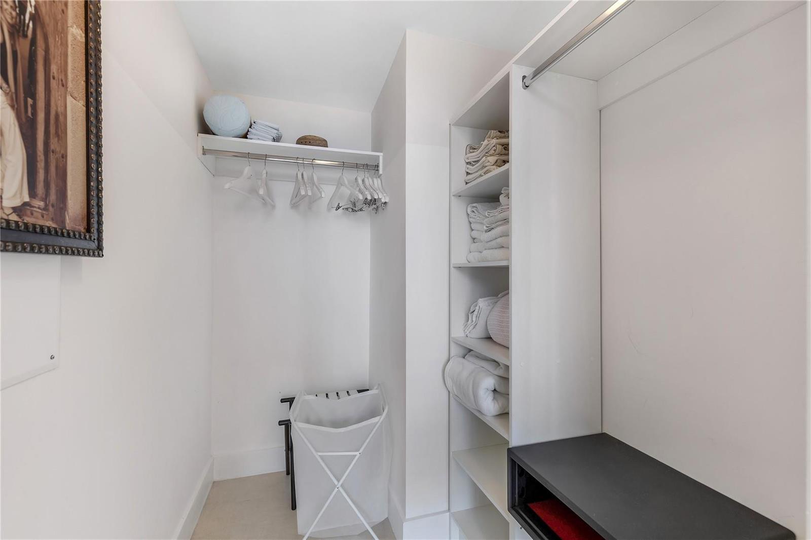 See details Lph3/5 4 / 2500 sq. ft. $ 2025-10-15 0 Photo