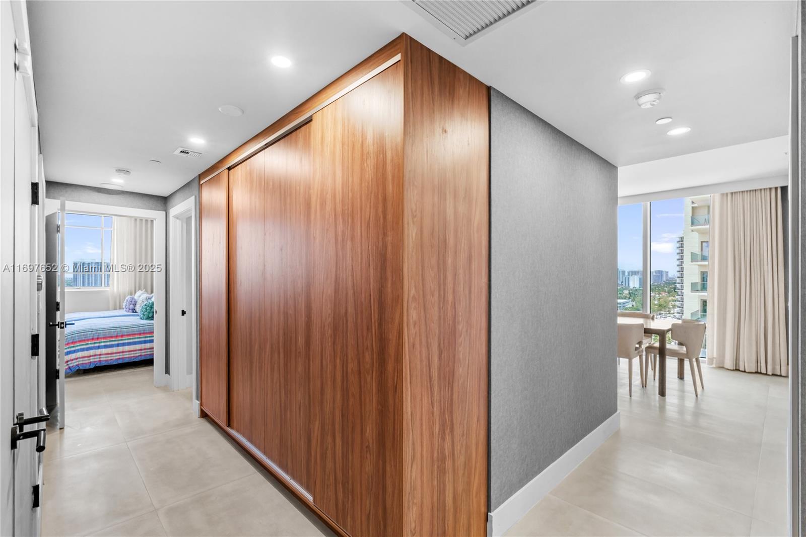 See details 1801 3 / 4 2736 sq. ft. $ 2024-11-21 0 Photo