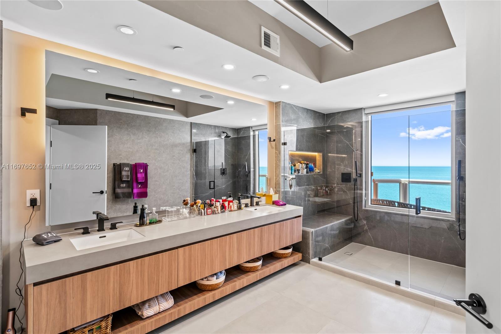 See details 1801 3 / 4 2736 sq. ft. $ 2024-11-21 0 Photo