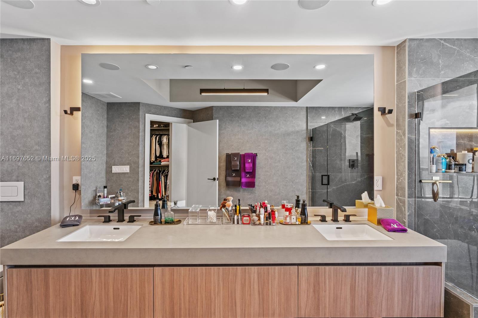 See details 1801 3 / 4 2736 sq. ft. $ 2024-11-21 0 Photo