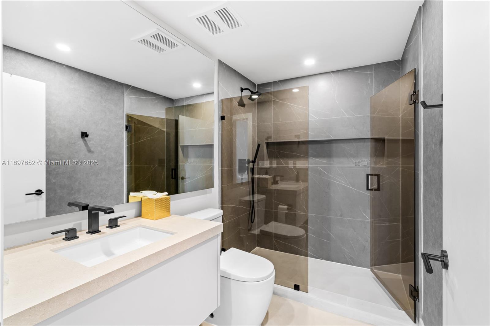 See details 1801 3 / 4 2736 sq. ft. $ 2024-11-21 0 Photo