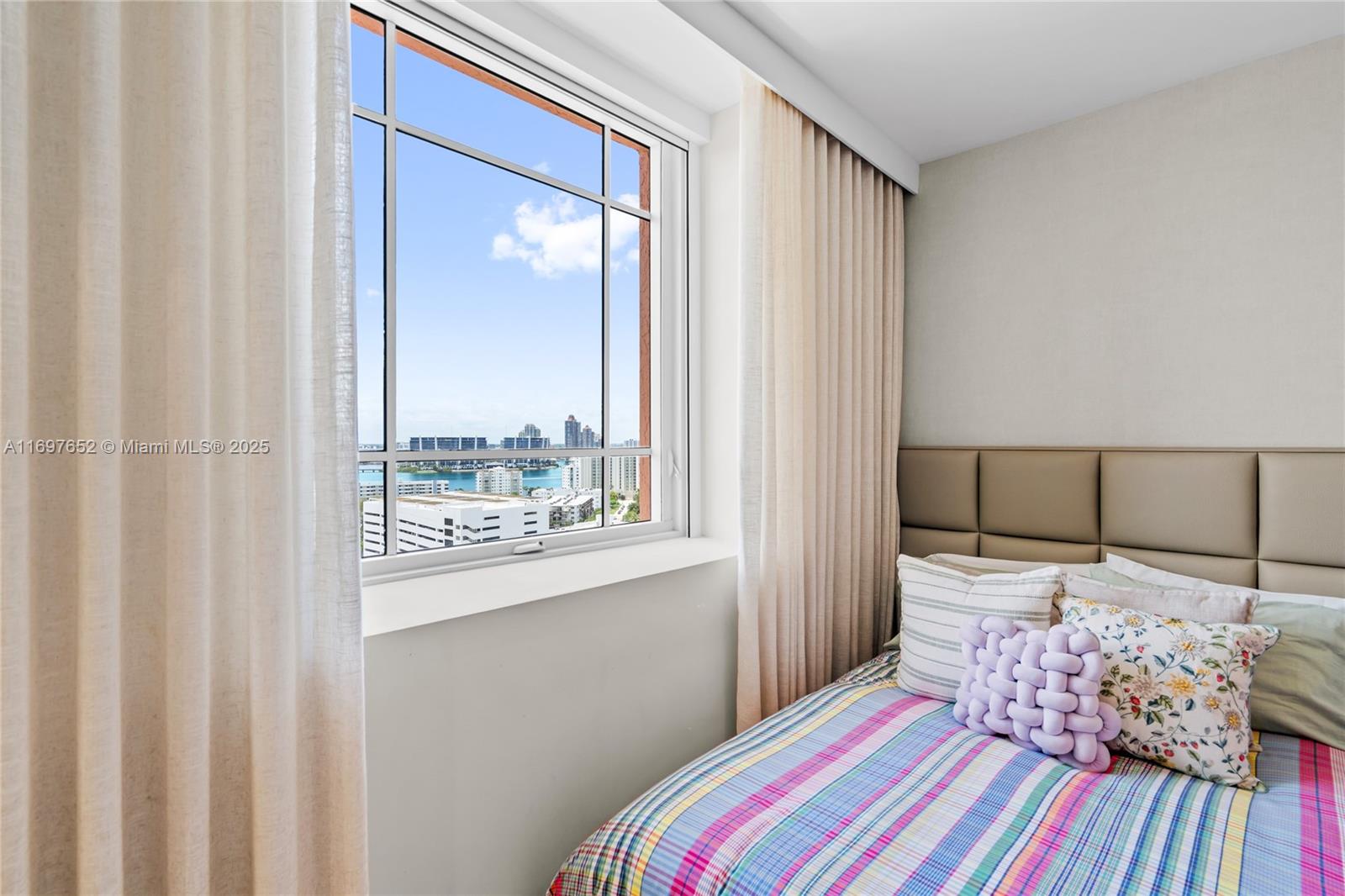 See details 1801 3 / 4 2736 sq. ft. $ 2024-11-21 0 Photo