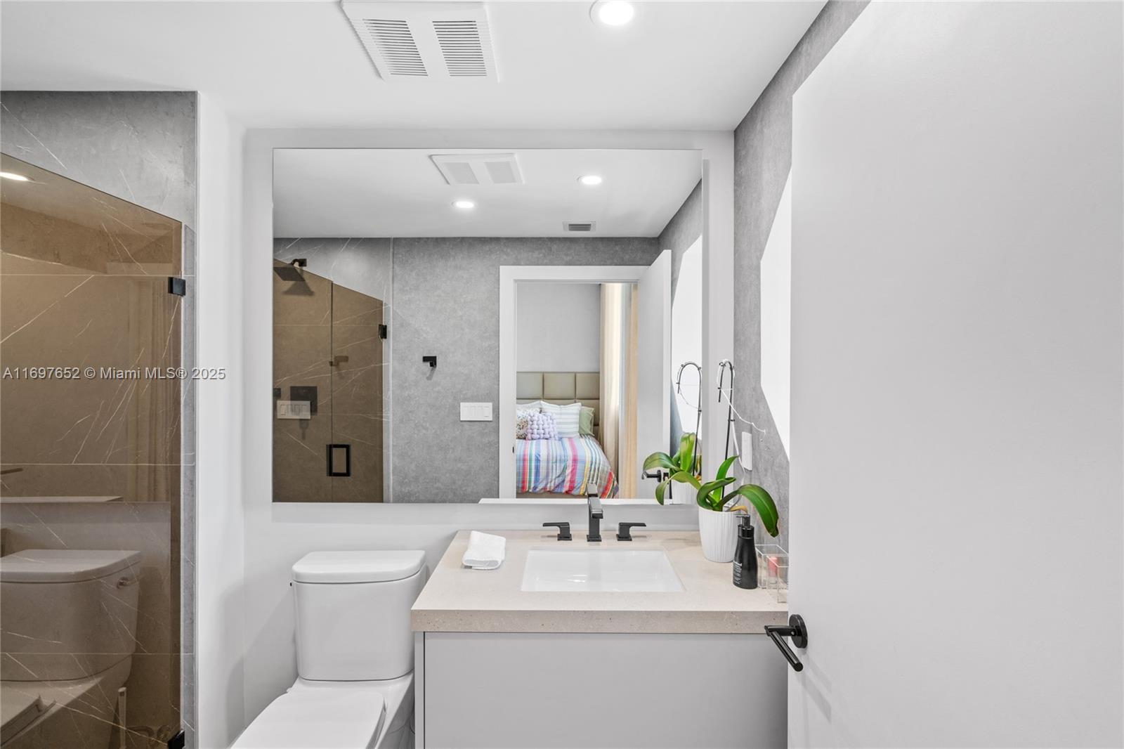 See details 1801 3 / 4 2736 sq. ft. $ 2024-11-21 0 Photo