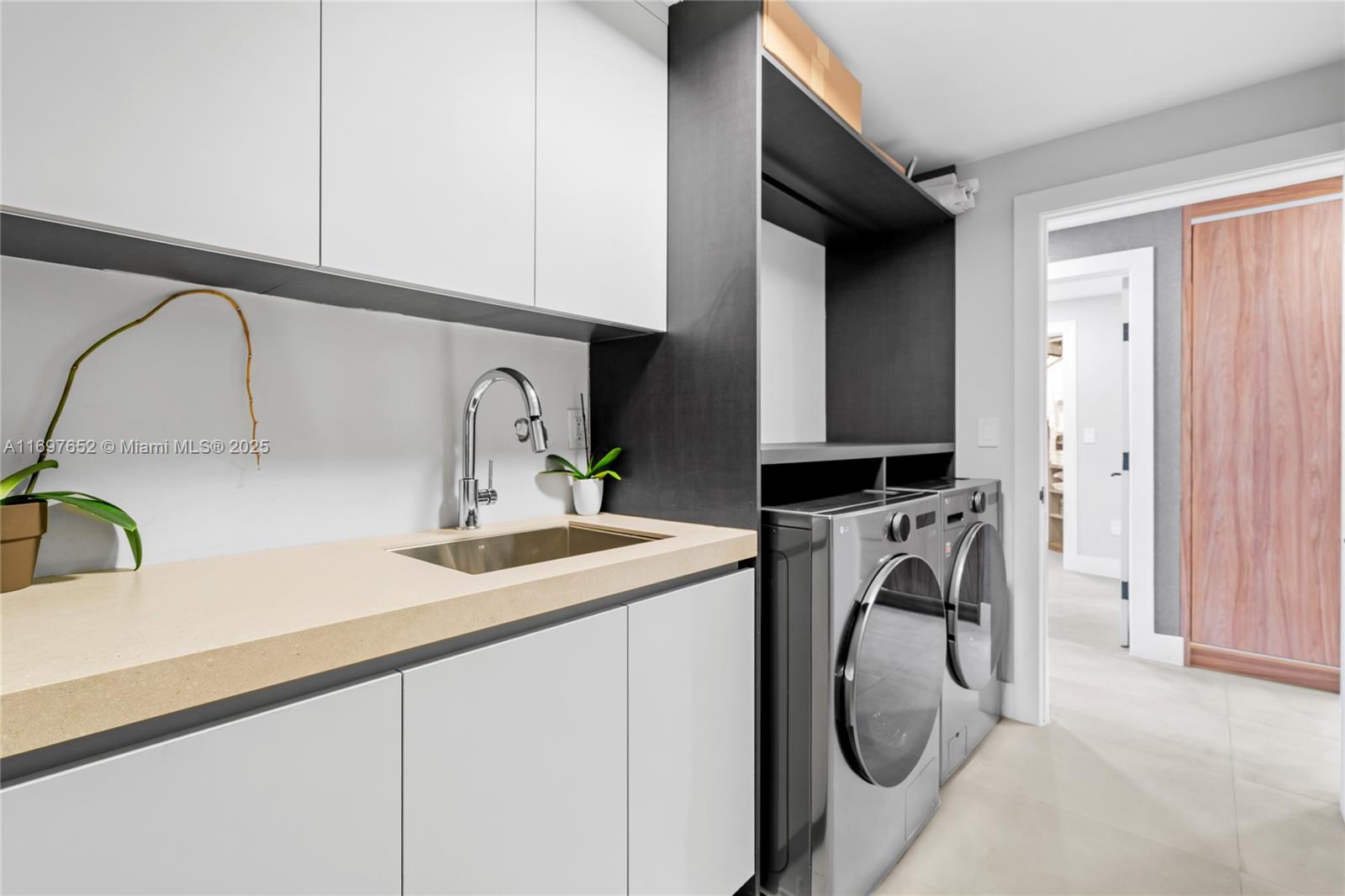 See details 1801 3 / 4 2736 sq. ft. $ 2024-11-21 0 Photo