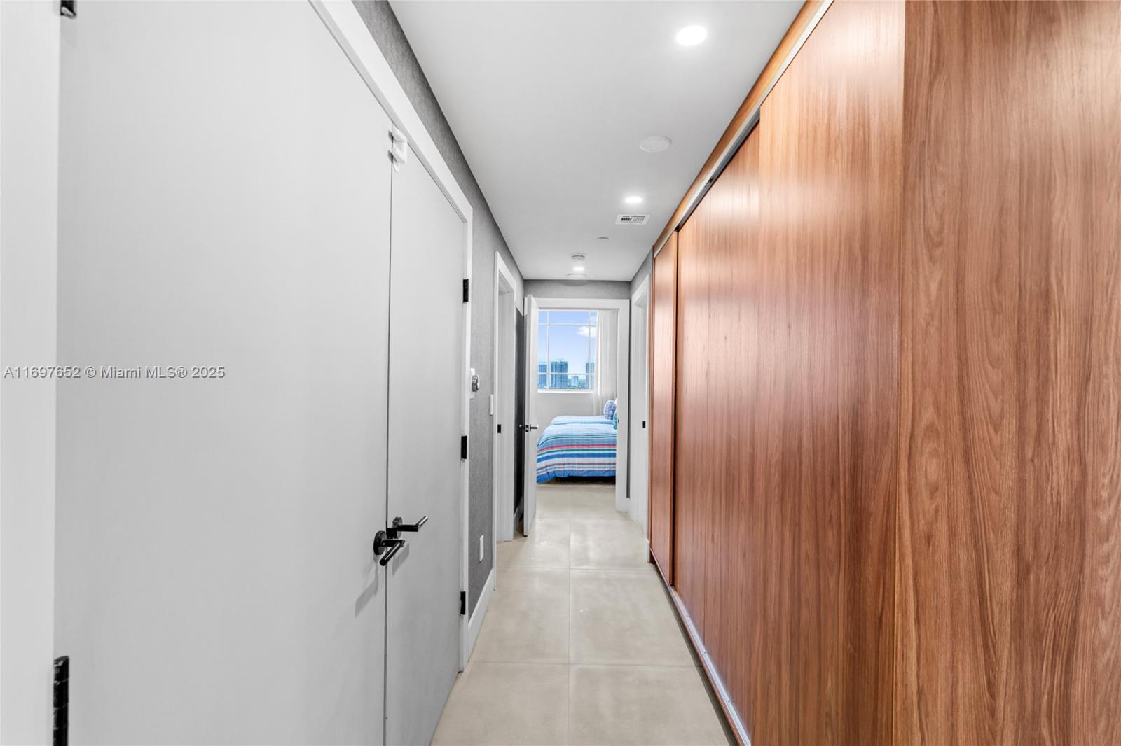 See details 1801 3 / 4 2736 sq. ft. $ 2024-11-21 0 Photo