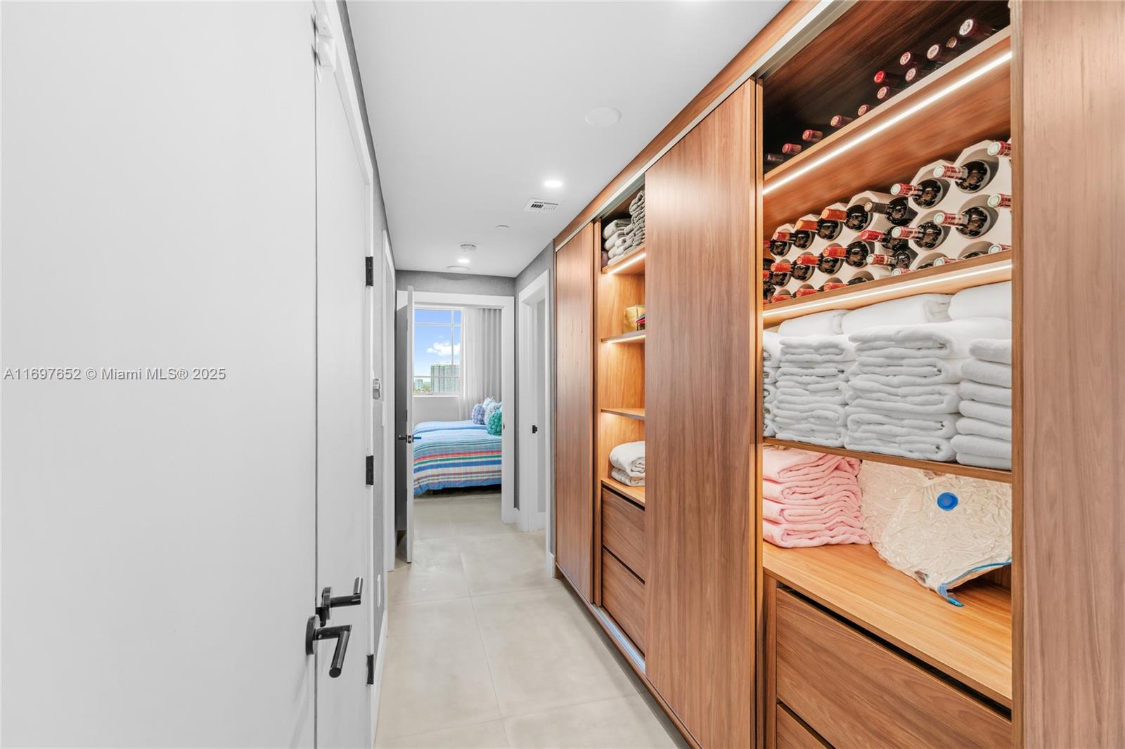 See details 1801 3 / 4 2736 sq. ft. $ 2024-11-21 0 Photo