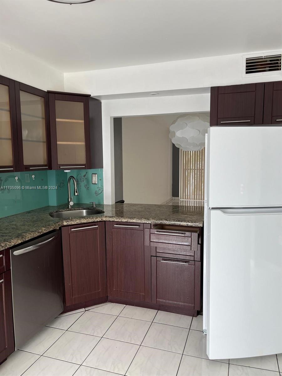 See details 205 1 / 2 873 sq. ft. $ 2025-12-09 0 Photo