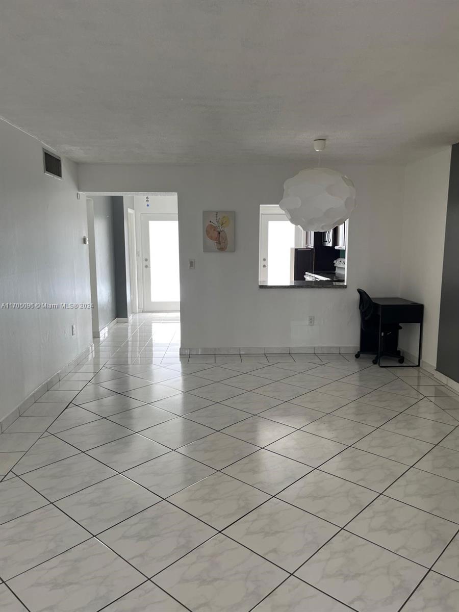 See details 205 1 / 2 873 sq. ft. $ 2025-12-09 0 Photo