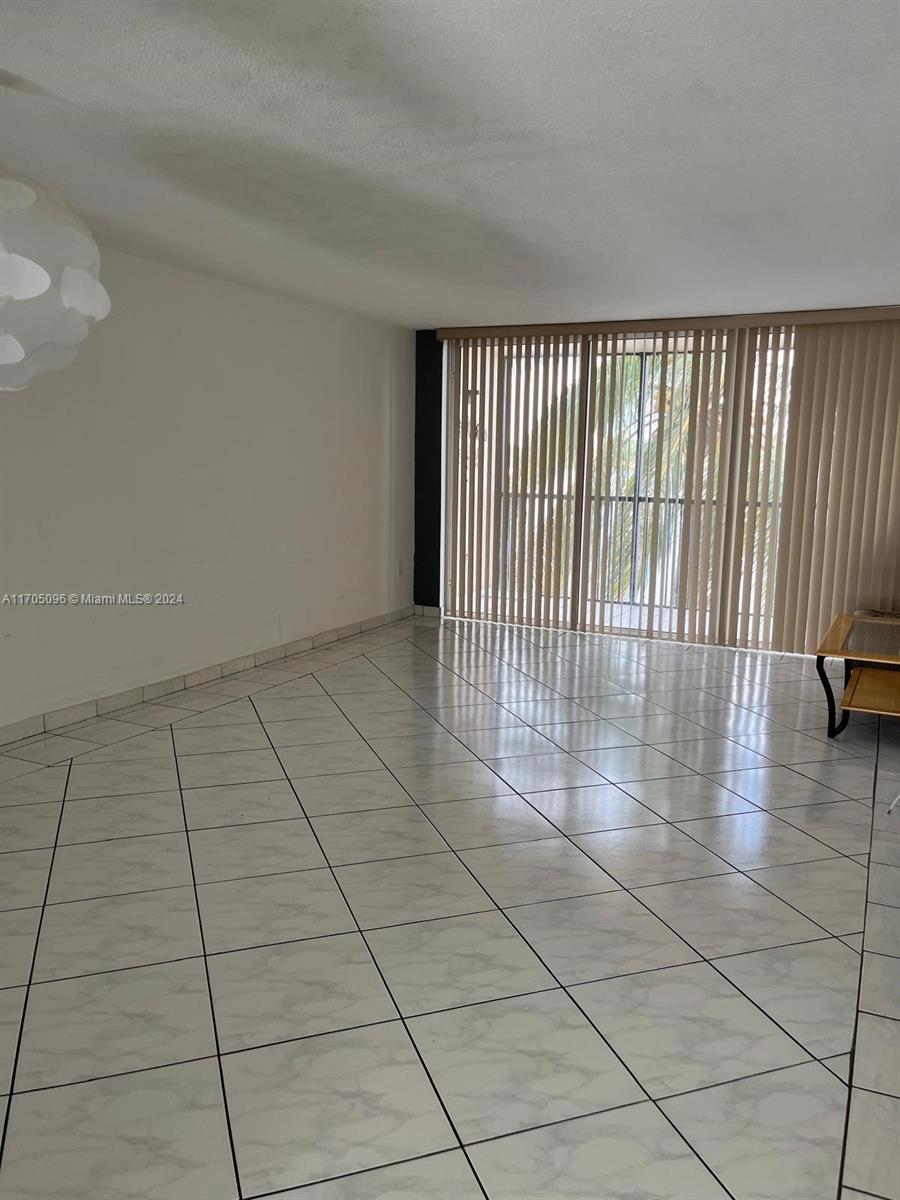 See details 205 1 / 2 873 sq. ft. $ 2025-12-09 0 Photo