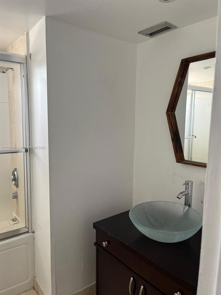 See details 205 1 / 2 873 sq. ft. $ 2025-12-09 0 Photo