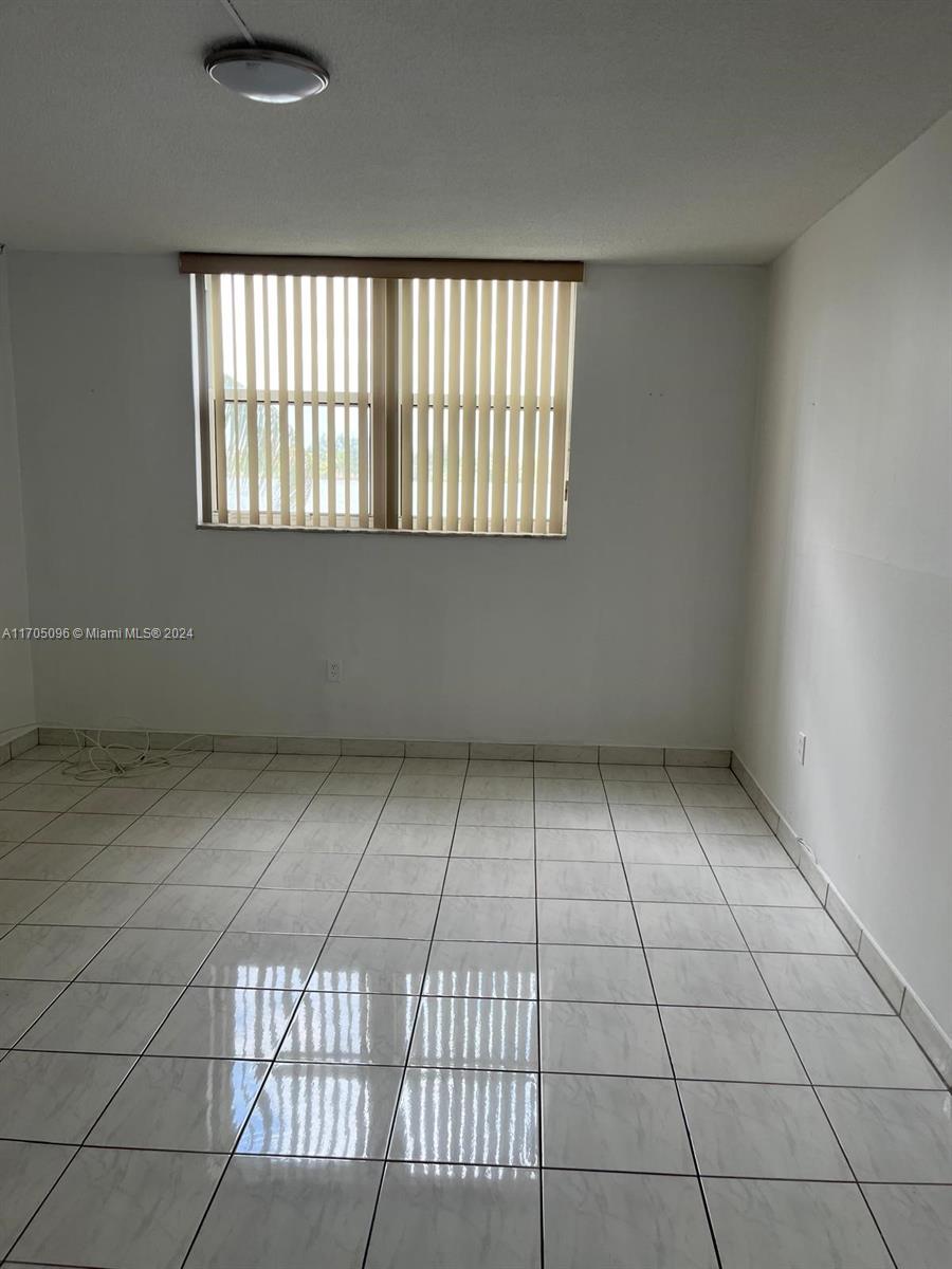 See details 205 1 / 2 873 sq. ft. $ 2025-12-09 0 Photo