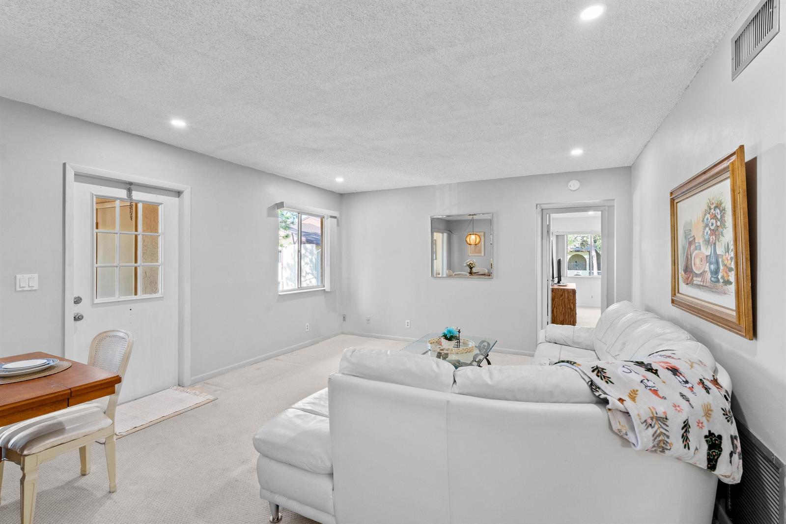 Ver detalles A-2 2 / 2 924 sq. ft. $ 2026-06-06 0 foto