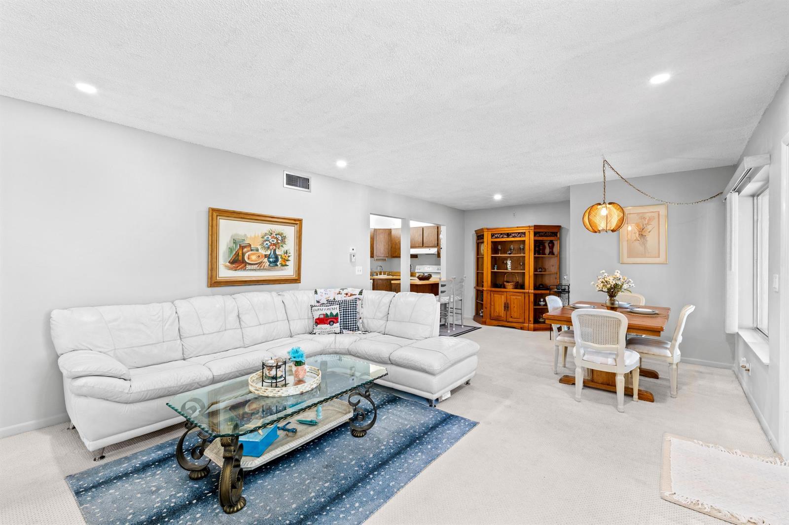 Ver detalles A-2 2 / 2 924 sq. ft. $ 2026-06-06 0 foto