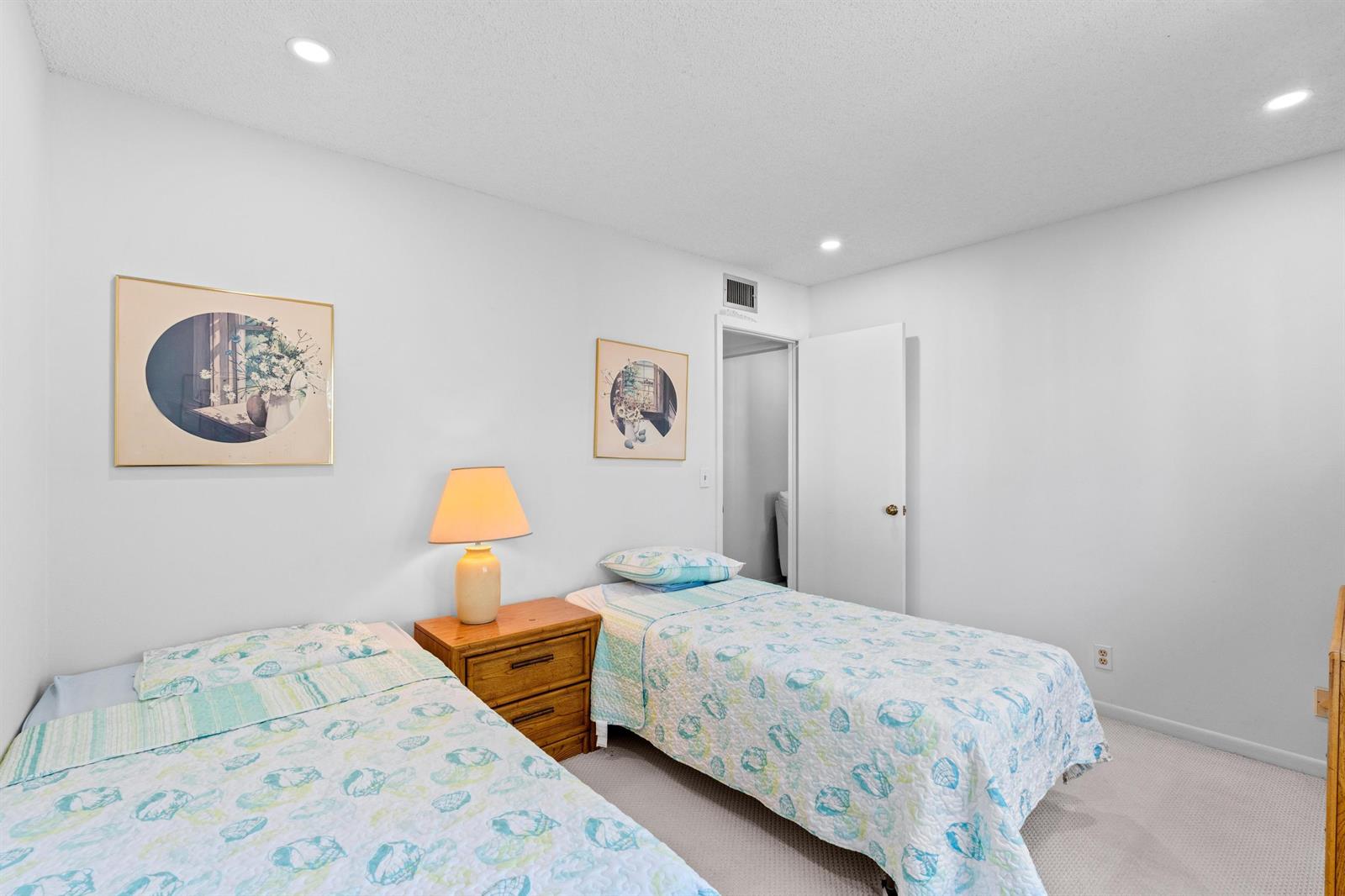Ver detalles A-2 2 / 2 924 sq. ft. $ 2026-06-06 0 foto