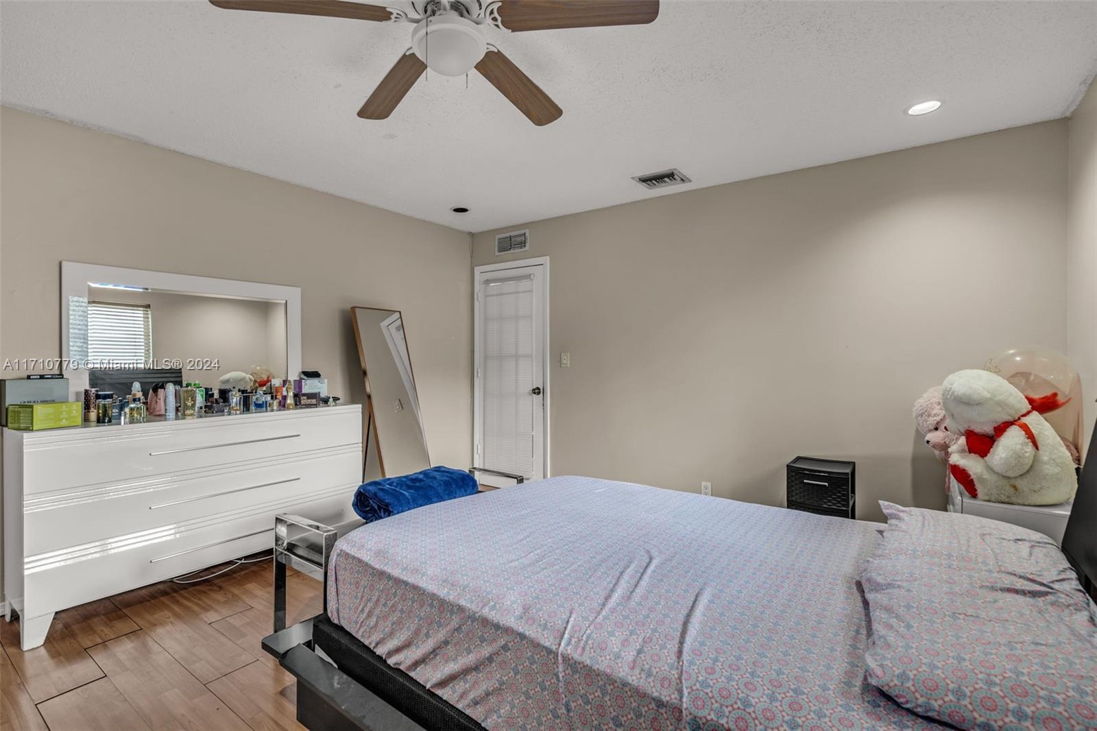 6707 4 / 2 1772 sq. ft. $ 2025-08-14 0 foto
