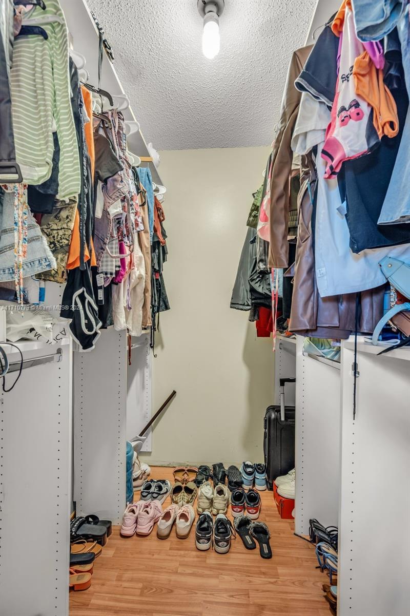 6707 4 / 2 1772 sq. ft. $ 2025-08-14 0 foto