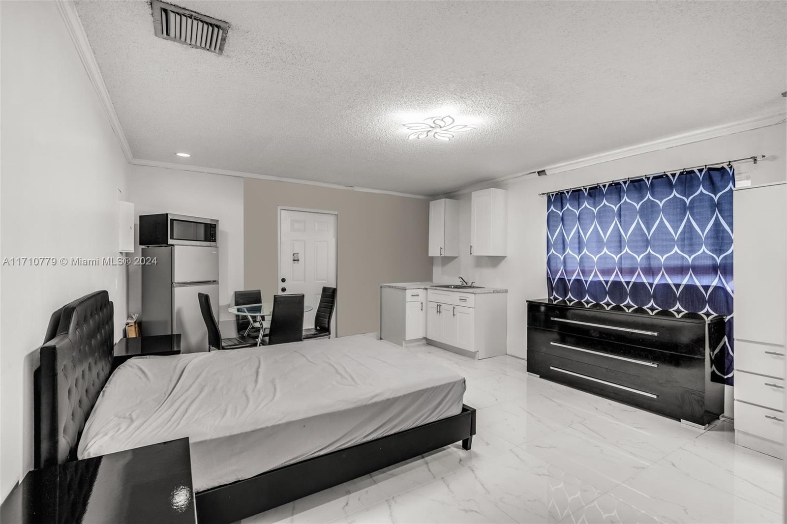 6707 4 / 2 1772 sq. ft. $ 2025-08-14 0 foto