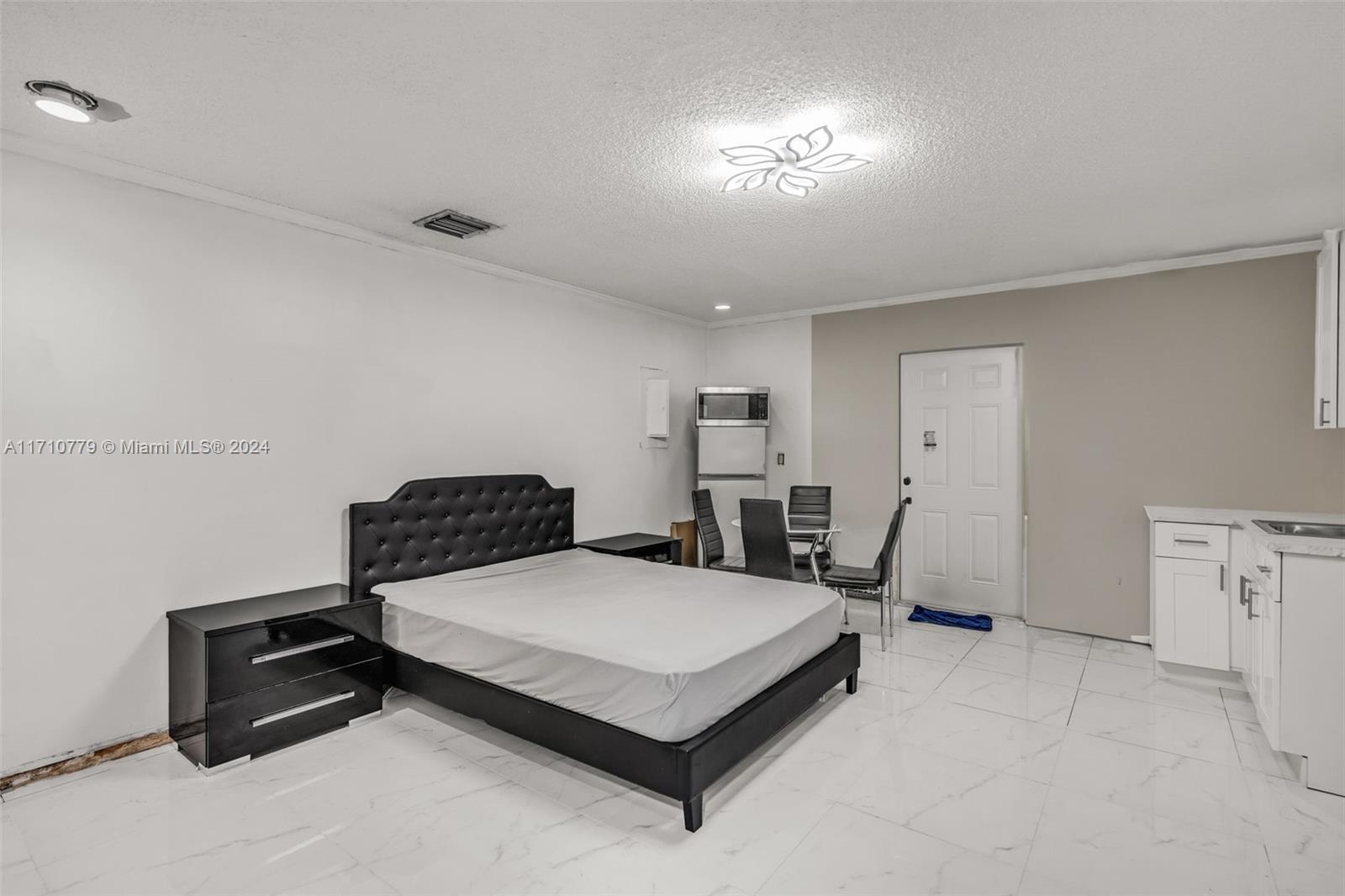 6707 4 / 2 1772 sq. ft. $ 2025-08-14 0 foto