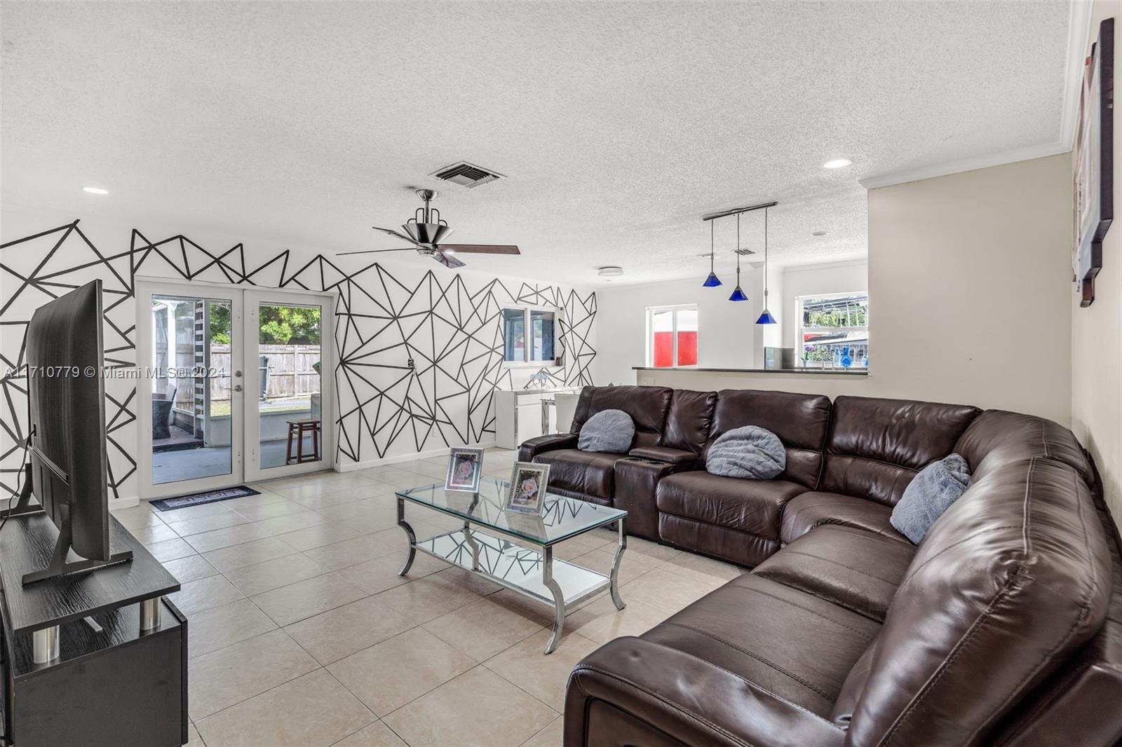 6707 4 / 2 1772 sq. ft. $ 2025-08-14 0 foto