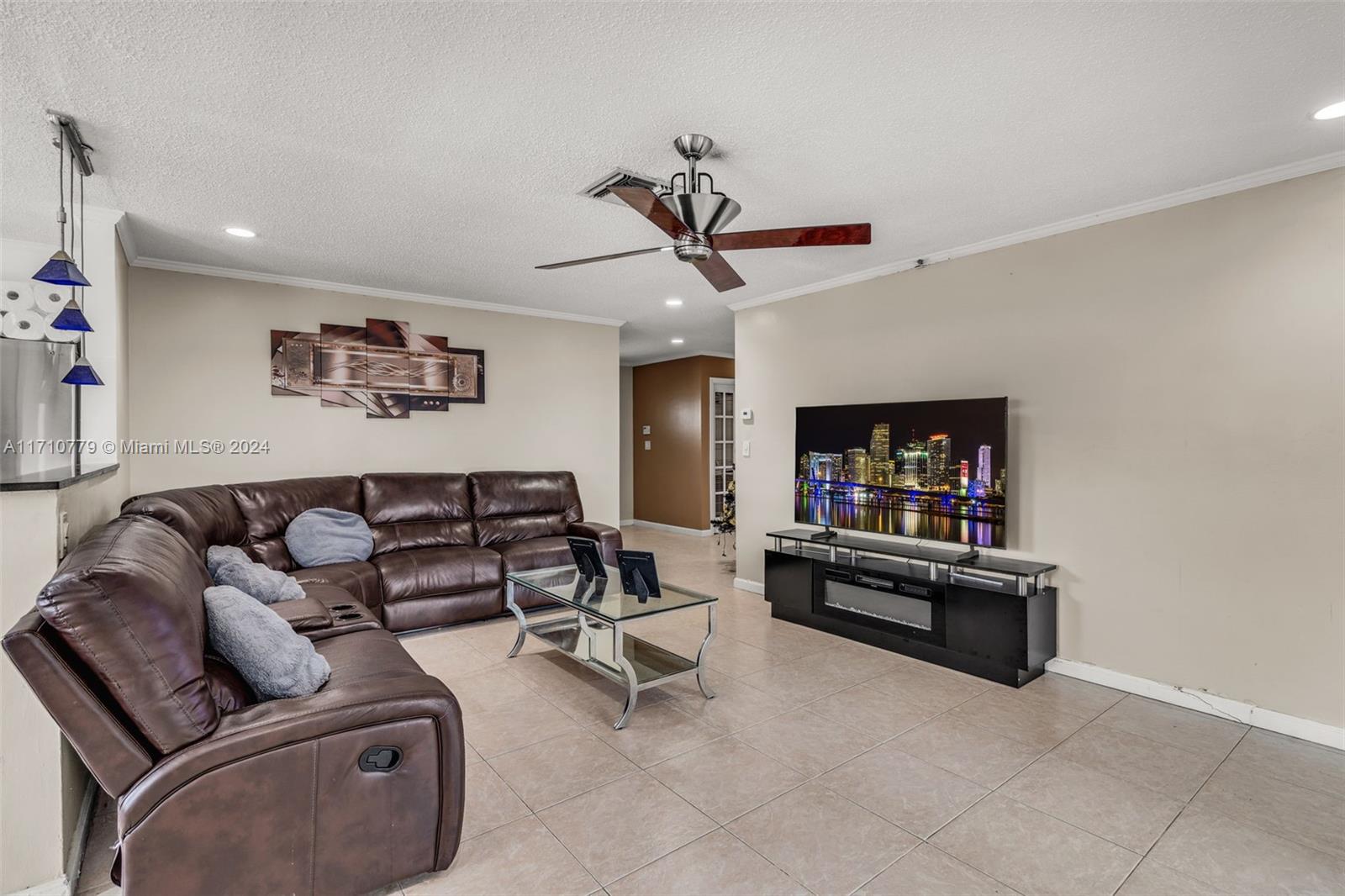 6707 4 / 2 1772 sq. ft. $ 2025-08-14 0 foto