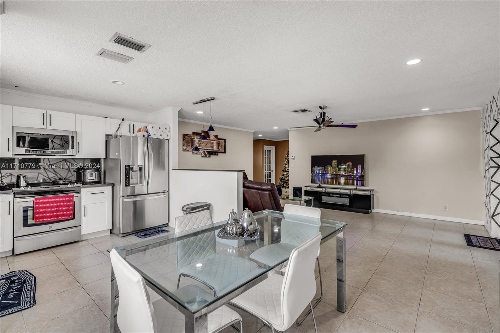 6707 4 / 2 1772 sq. ft. $ 2025-08-14 0 foto