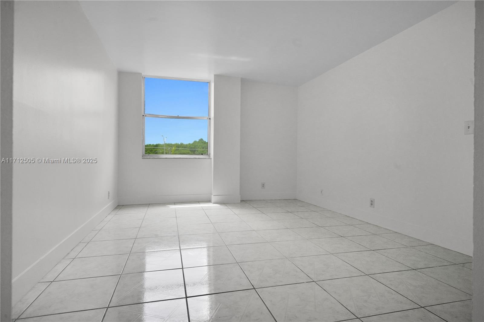 4B 1 / 2 808 sq. ft. $ 2025-09-12 0 foto