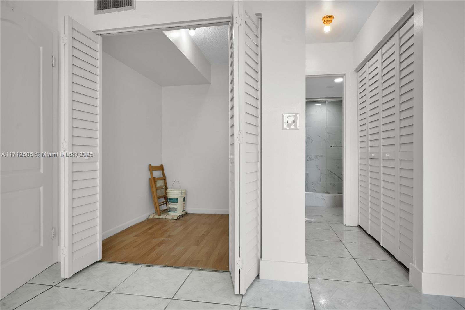 4B 1 / 2 808 sq. ft. $ 2025-09-12 0 foto