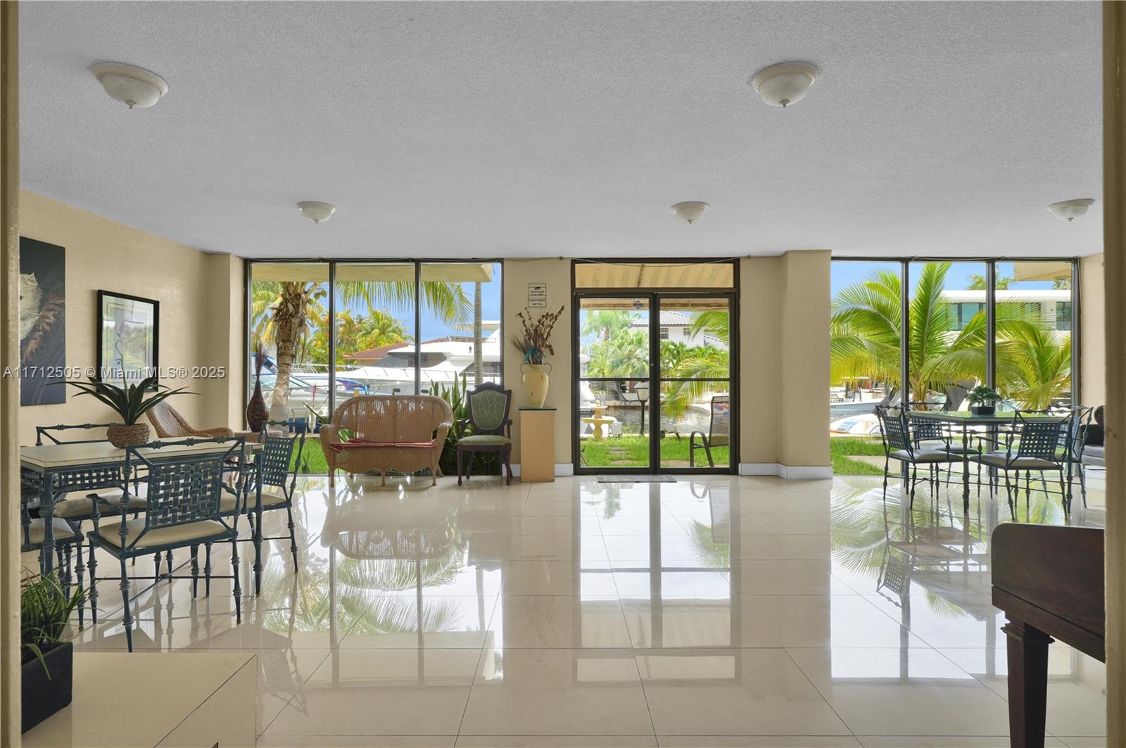 4B 1 / 2 808 sq. ft. $ 2025-09-12 0 foto