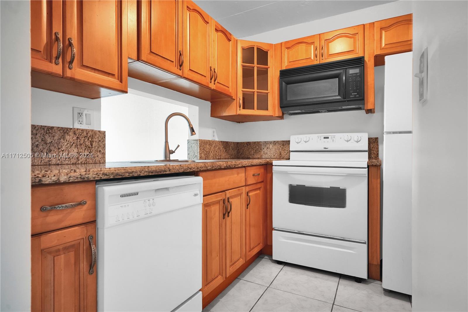 4B 1 / 2 808 sq. ft. $ 2025-09-12 0 foto