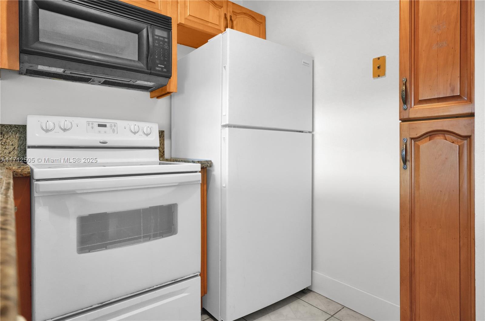 4B 1 / 2 808 sq. ft. $ 2025-09-12 0 foto