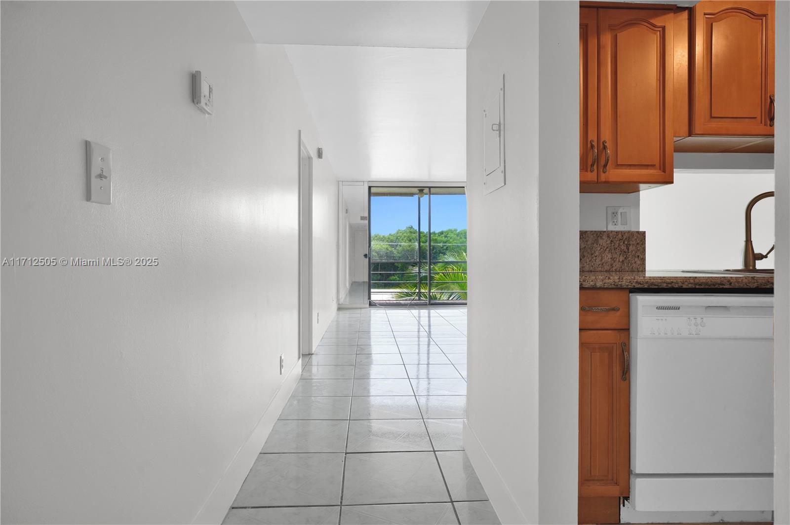 4B 1 / 2 808 sq. ft. $ 2025-09-12 0 foto