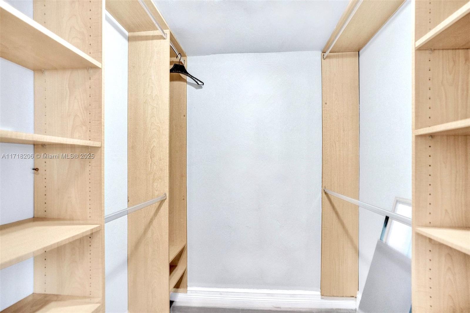 Ver detalles 605 1 / 2 810 sq. ft. $ 2025-07-31 0 foto