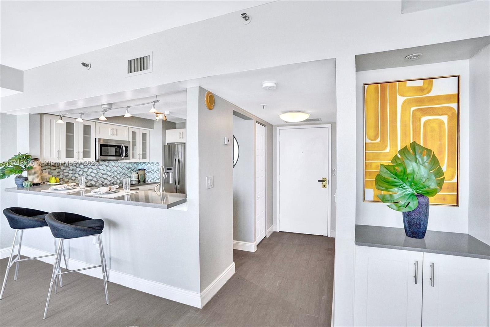 Ver detalles 605 1 / 2 810 sq. ft. $ 2025-07-31 0 foto