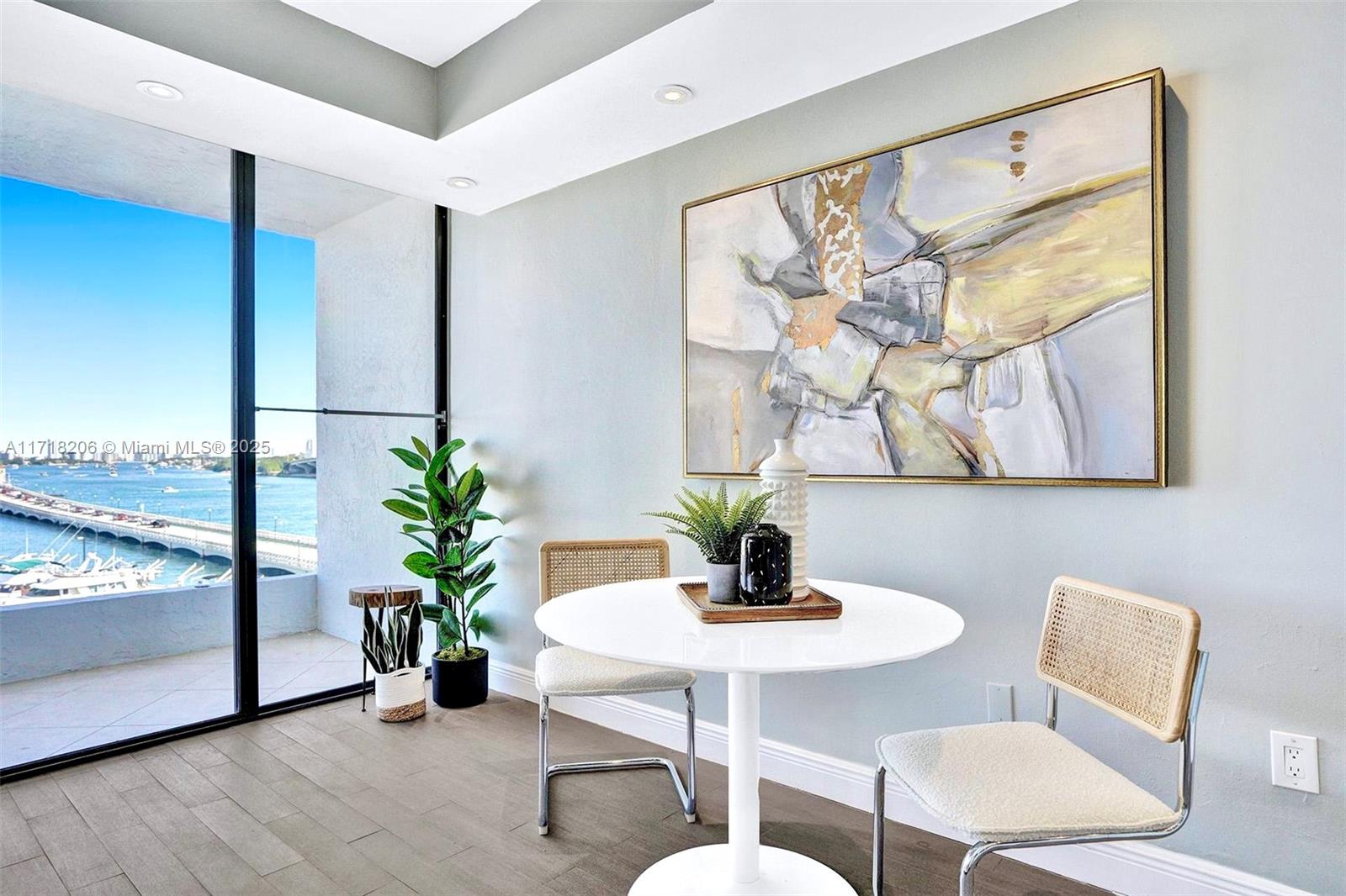 Ver detalles 605 1 / 2 810 sq. ft. $ 2025-07-31 0 foto