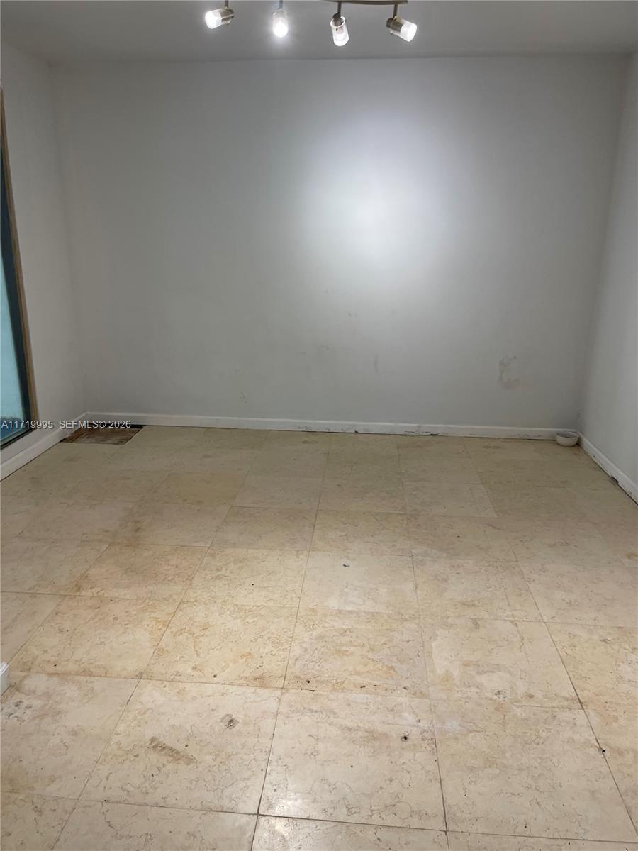 C10  /   sq. ft. $ 2025-03-18 0 Photo