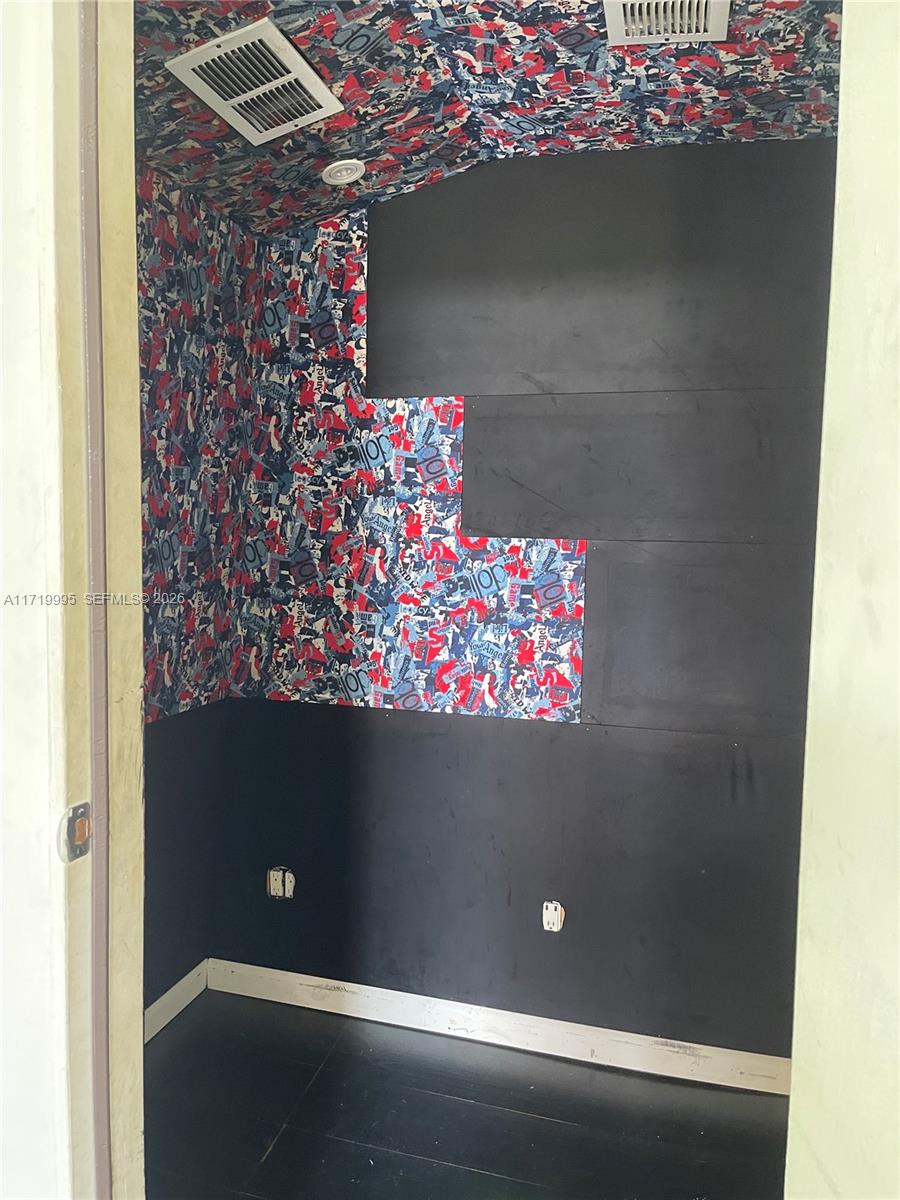 C10  /   sq. ft. $ 2025-03-18 0 Photo