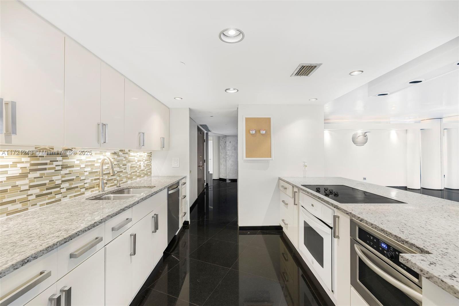 Ver detalles 1858 3 / 3 2749 sq. ft. $ 2025-05-19 0 foto