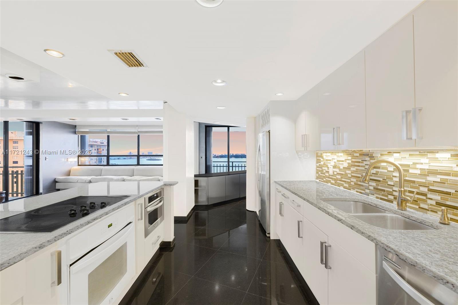 Ver detalles 1858 3 / 3 2749 sq. ft. $ 2025-05-19 0 foto
