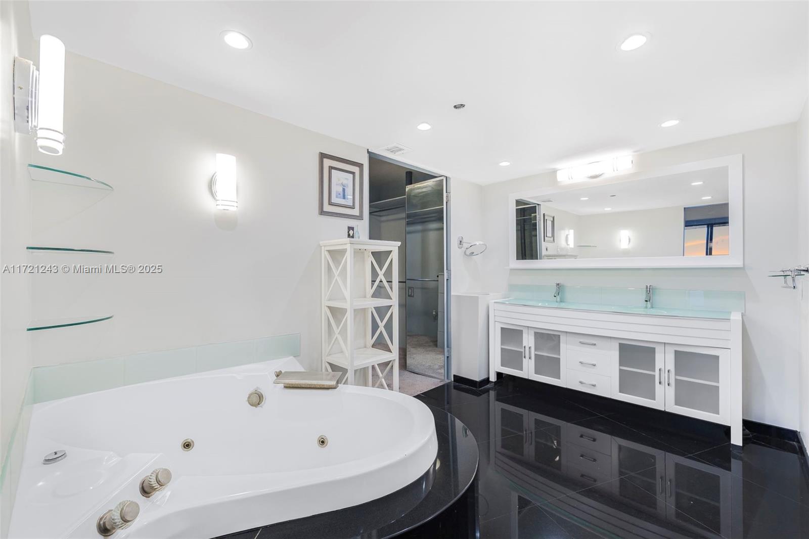 Ver detalles 1858 3 / 3 2749 sq. ft. $ 2025-05-19 0 foto