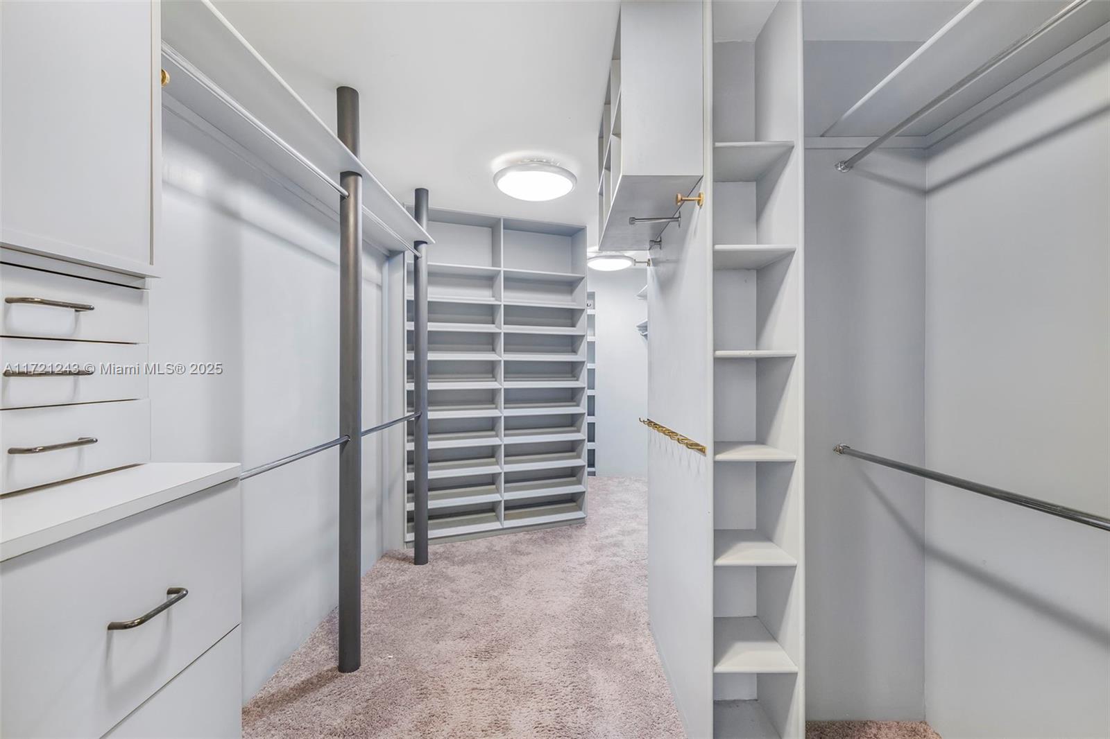 Ver detalles 1858 3 / 3 2749 sq. ft. $ 2025-05-19 0 foto