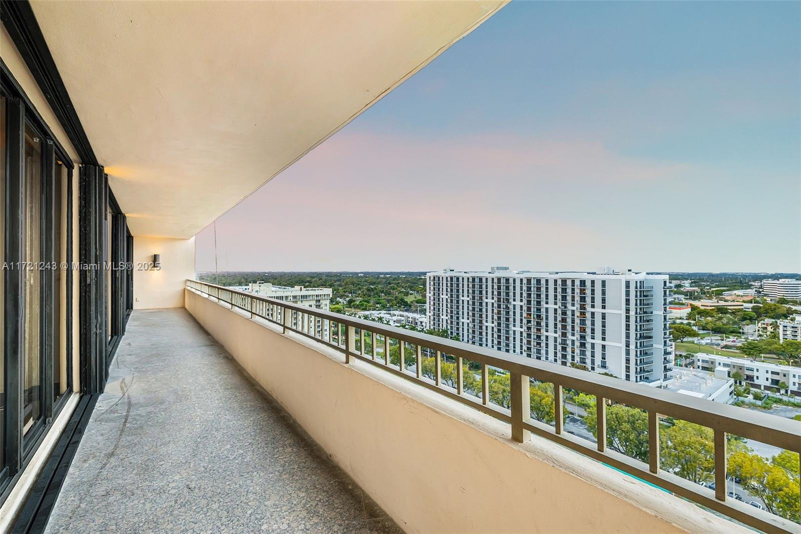 Ver detalles 1858 3 / 3 2749 sq. ft. $ 2025-05-19 0 foto