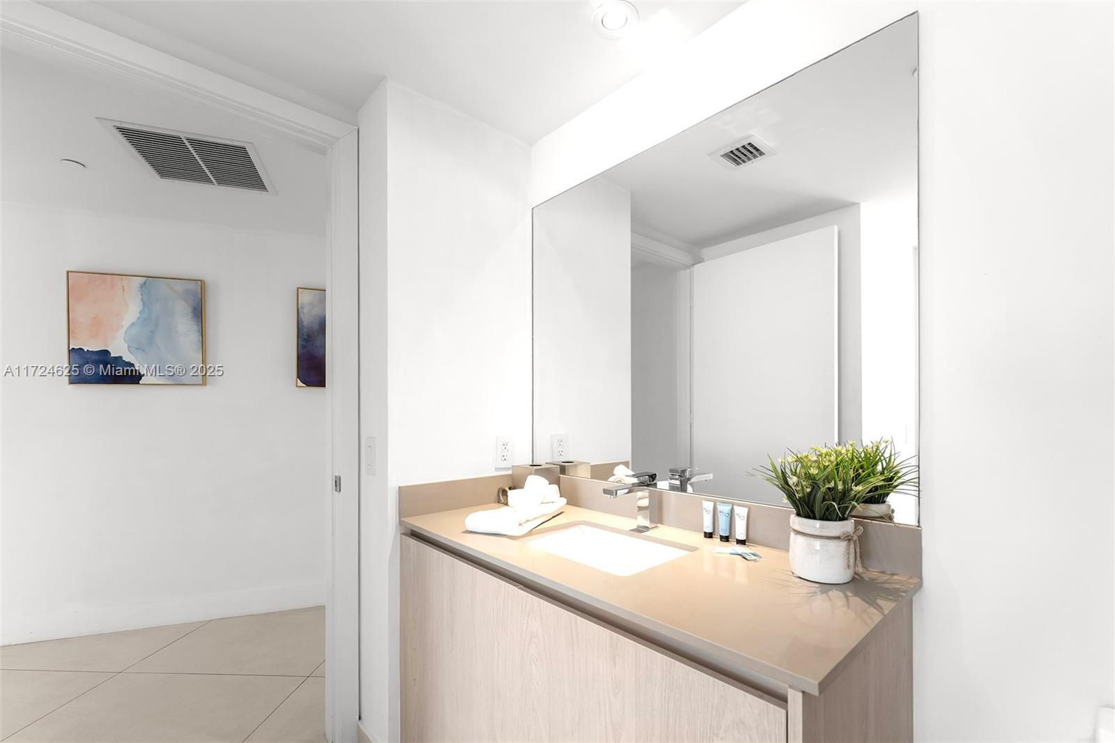 Подробнее 3511 2 / 2 1087 кв.футов $ 2025-01-14 0 Фото