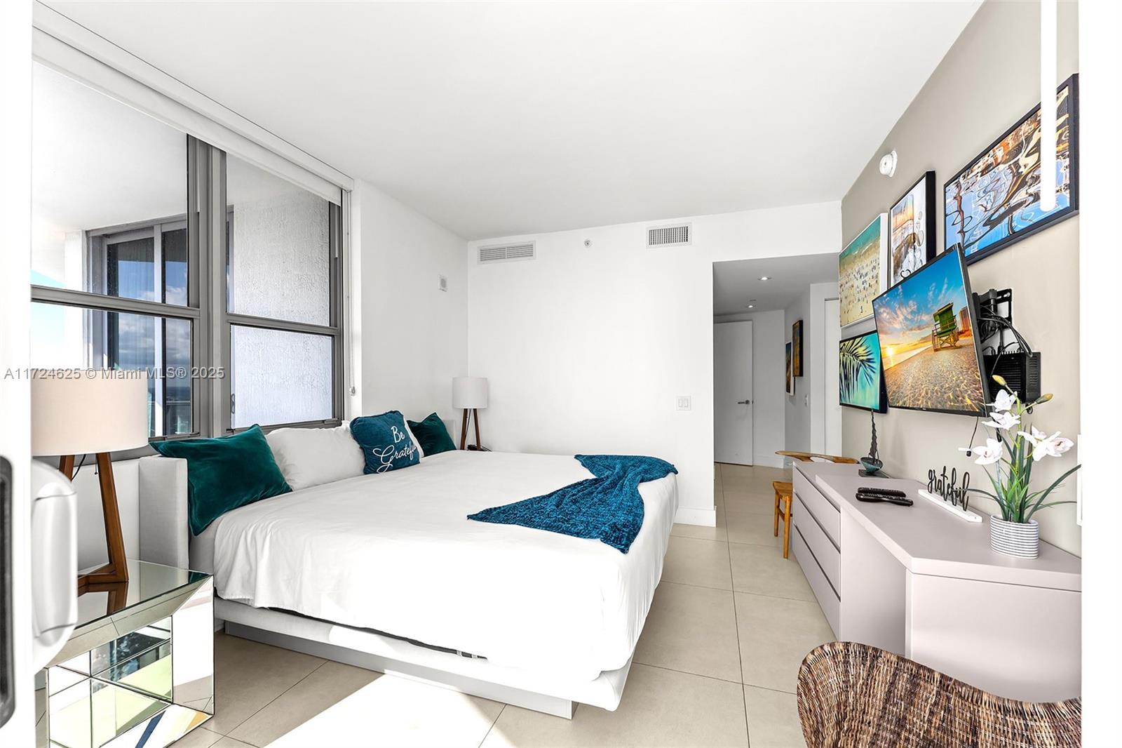 Подробнее 3511 2 / 2 1087 кв.футов $ 2025-01-14 0 Фото