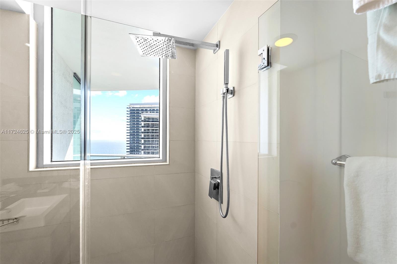 Подробнее 3511 2 / 2 1087 кв.футов $ 2025-01-14 0 Фото