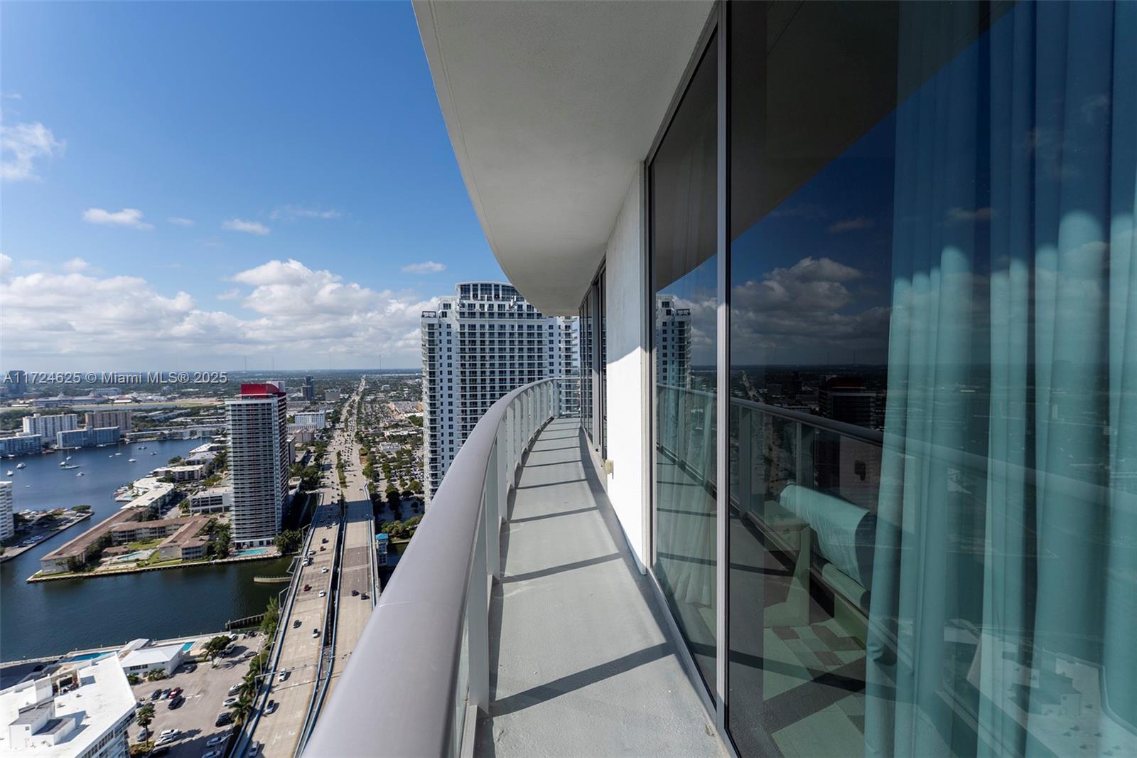 Подробнее 3511 2 / 2 1087 кв.футов $ 2025-01-14 0 Фото