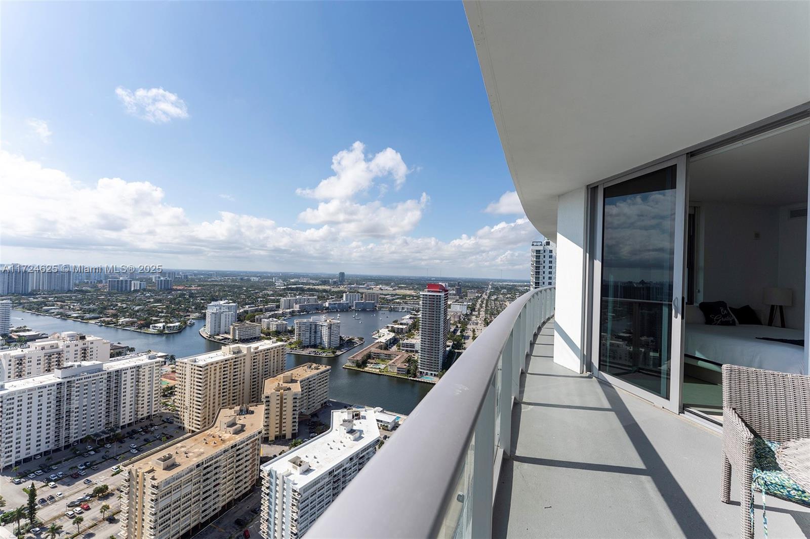 Подробнее 3511 2 / 2 1087 кв.футов $ 2025-01-14 0 Фото