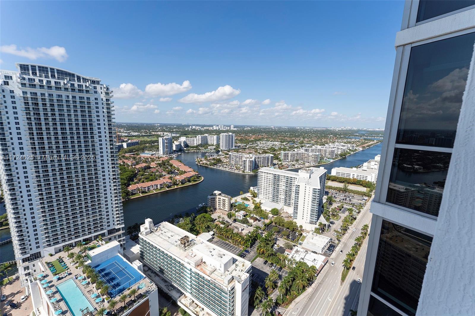 Подробнее 3511 2 / 2 1087 кв.футов $ 2025-01-14 0 Фото